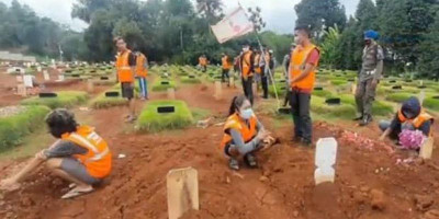 Nggak Pakai Masker, Belasan Warga Kena Sanksi Berdoa di Kuburan 