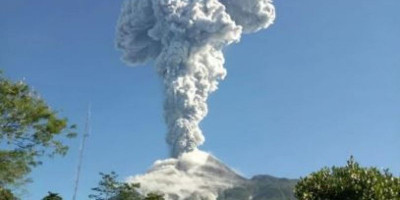 Di Tengah Cuaca Mendung, Gunung Merapi Muntahkan Awan Panas Selama 112 Detik