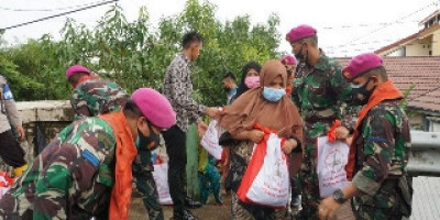 Marinir Salurkan Bantuan Sembako  Presiden Kepada Korban Banjir Di Banjar