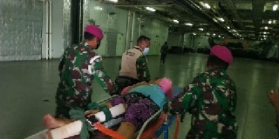 Prajurit Marinir dari Yonmarhanlan VI Makassar Evakuasi Warga