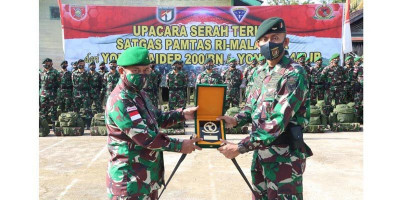 Satgas Pamtas Yonif Raider 200/BN dan Yonif 614/RJP Gelar Upacara Alih Kodal 