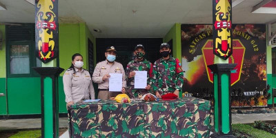 Satgas Pamtas Yonif 642 Serahkan Barang Bukti Penyelundupan di Jalur Tikus