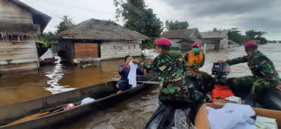 Marinir Distribusikan Logistik Dan Obat-Obatan Bersama Dinas Kesehatan Banjar