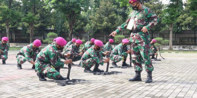 Pengecekan Senjata Guna Kesiapan Bertugas Prajurit Yonangmor 2 Pasmar 2