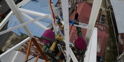 Satgas Banjir Marinir Laksanakan Penginstalasian Repeater Guna Kelancaran Komunikasi