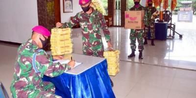 Prajurit Yon Roket 2 Marinir Galang Bantuan Logistik Bagi Korban Bencana Alam Di Mamuju Dan Banjarmasin