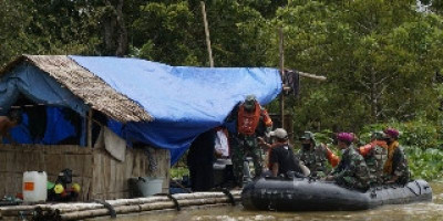 Marinir Antar Bantuan Presiden ke Lokasi Terdampak Banjir