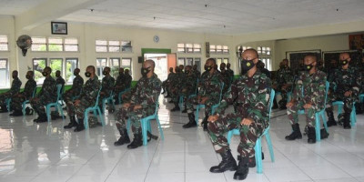 Peserta OJT Tandikmata Kesehatan TNI AL Terima Jam Komandan