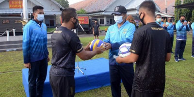 Komandan Pasmar 2 Serahkan Peralatan Olahraga Kepada Yonif 5 Mar