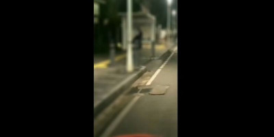 Viral, Sejoli Mesum di Halte Bus Jadi Tontonan Pengendara