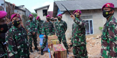 Prajurit Yonmarhanlan IV Terdampak Banjir Bandang Terima Bantuan Dari Danpasmar 1