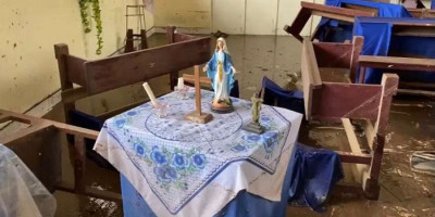Mukjizat Itu Nyata, Patung Bunda Maria Masih Berdiri Tegak Diterjang Banjir