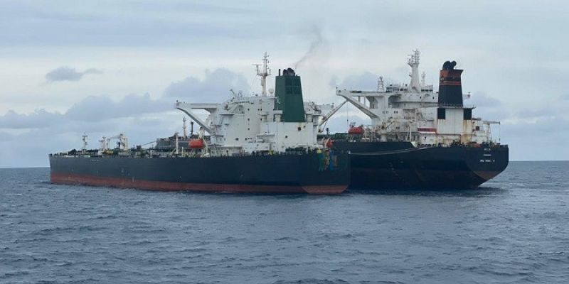 Sengaja Tutup Nama Kapal dengan Kain, Kapal Tanker Iran dan Panama Tepergok Lakukan Ini
