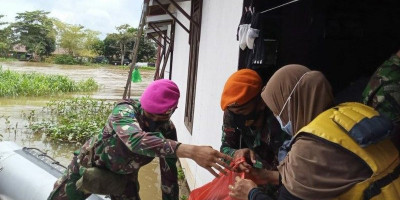 Satgas Marinir Tembus Daerah Sulit Dijangkau di Kalsel
