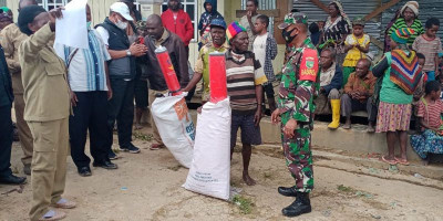 Sinergi dengan Pemda, Babinsa Enarotali Bantu Penyaluran Bantuan Korban Banjir 