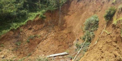 Dihantam Batu Besar yang Longsor, Pasangan Suami Istri Tewas