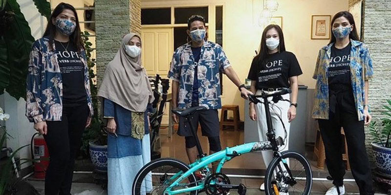 Kolaborasi Sandiaga Uno dan Wulan Guritno dalam Bike For Hope