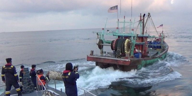 Lihat, 2 Kapal Malaysia Lari Kepergok Tangkap Ikan di Selat Malaka