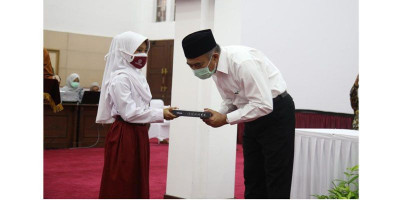 Terima Bantuan Ratusan Gawai untuk PJJ, Menko PMK Apresiasi Inisiatif IKA ITS 