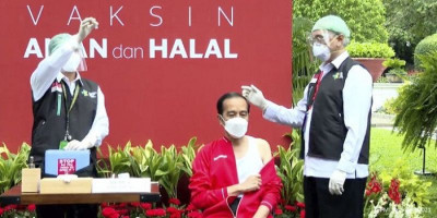 Kenakan Singlet dan Jaket Saat Divaksin, Ini Alasan Jokowi