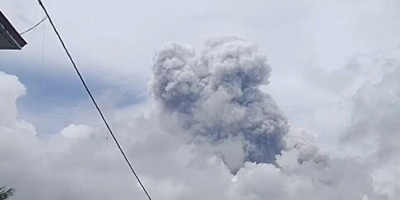 Siang Hari Gunung Merapi Keluarkan Asap Tebal yang Terlihat Hingga Yogyakarta, Mulai Meletus?
