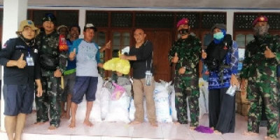 Marinir TNI AL Terus Distribusikan Sembako