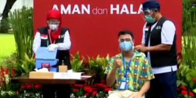 Raffi Ahmad Dapat Vaksinasi Kedua, Angkat Jempol Berulang Kali
