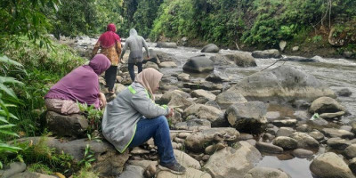 2 Lansia Terdampar di Tepi Sungai, Sebut Dilarang Nyeberang Pakai Rakit Milik Camat
