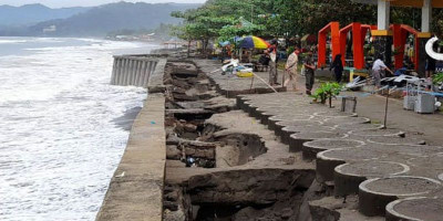 Jogging Track Pantai Citepus Rusak Diterjang Ombak 