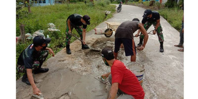 Satgas Yonif 642 Bersama Warga Gotong Royong Perbaiki Jalan Desa