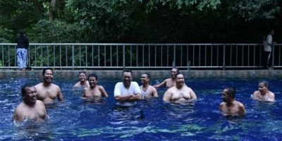Dikritik Netizen Berenang Ramai-Ramai, Ini Kata Gubernur NTB