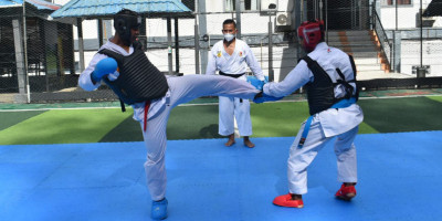 PERSIAPAN TURUN KYU, PRAJURIT YONMARHANLAN II MANTAPKAN KATA 1 SAMPAI KATA 4 