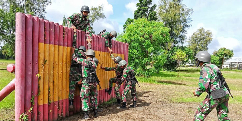Prajurit Yonkomlek 2 Mar Pasmar 2 Laksanakan Halang Rintang.