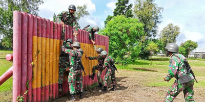 Prajurit Yonkomlek 2 Mar Pasmar 2 Laksanakan Halang Rintang.
