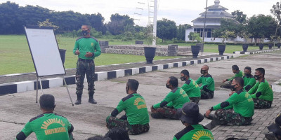   Pelatih Petarung Puslapur Marinir 2 Grati Terima Pelajaran Dasar Taktik