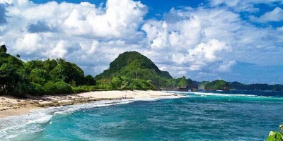 Goa Cina, Pantai Eksotis Pas untuk Camping 