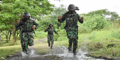 Genjot Fisik, Prajurit Yonbekpal 2 Mar Pasmar 2 Susuri Lembah dan Hutan
