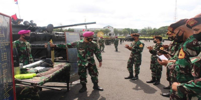 Taruna Akademi Angkatan Laut Antusias Belajar Ranpur Yon Tankfib 2 Mar Pasmar 2 Dalam Kunjungan Ke Bhumi Marinir Karang Pilang