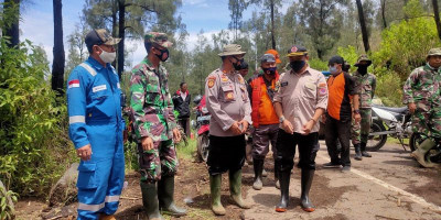 Gunung Raung Bergemuruh, Dilarang Beraktivitas dalam Radius 2 Kilometer 