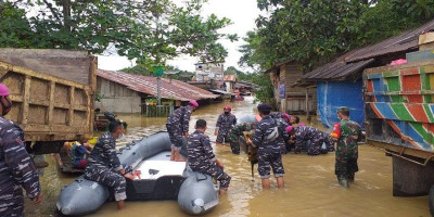 Tiba Di Lokasi Banjir, Yonmarharlan XII Langsung Tancap Gas Laksanakan Aksi Kemanusiaan 