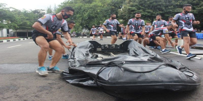 Jumat Gembira, Yonif 2 Marinir Gelar Lomba Bongkar Pasang Perahu Karet 