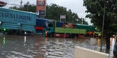 Jalur Semarang-Kendal Macet Akibat Banjir