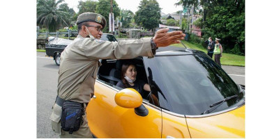 Kena Razia di Bogor, Mobil Mewah Ayu Ting Ting Putar Balik