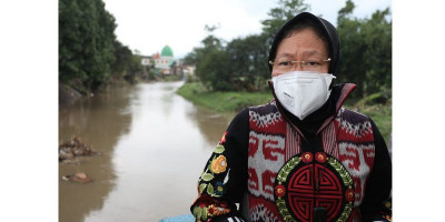 Risma Serahkan Santuan Korban Banjir Pasuruan, Rp 15 Juta Per Orang
