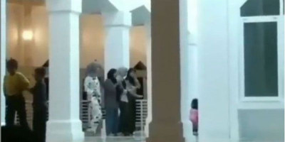 Empat Wanita Asyik Joget Tiktok di Masjid, Warganet Prihatin