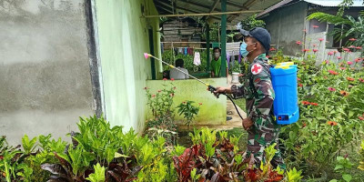 Rutin Semprotkan Disinfektan, Cara Satgas Yonif 642 Cegah Covid-19
