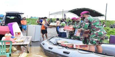 Marinir Peduli, Marinir Berbagi Kasih Kepada Warga Terdampak Banjir di Jombang