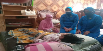 Ketua Ranting D Cabang 3 Korcab Pasmar 1 Jenguk Keluarga Besar Yon Kapa 1 Marinir yang Menderita Sakit