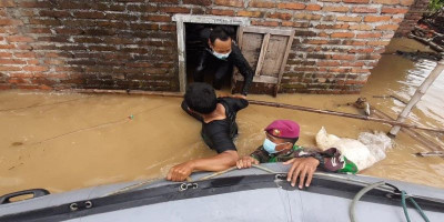 Jibaku Prajurit Korps Marinir Pasmar 2 Evakuasi Korban Banjir di Jombang