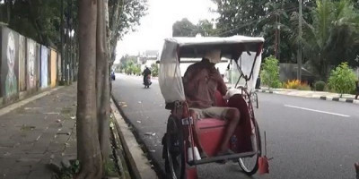 Gubernur Ganjar Bertindak Cepat Tangani Mudasir Si Tukang Becak yang Tak Punya Rumah 